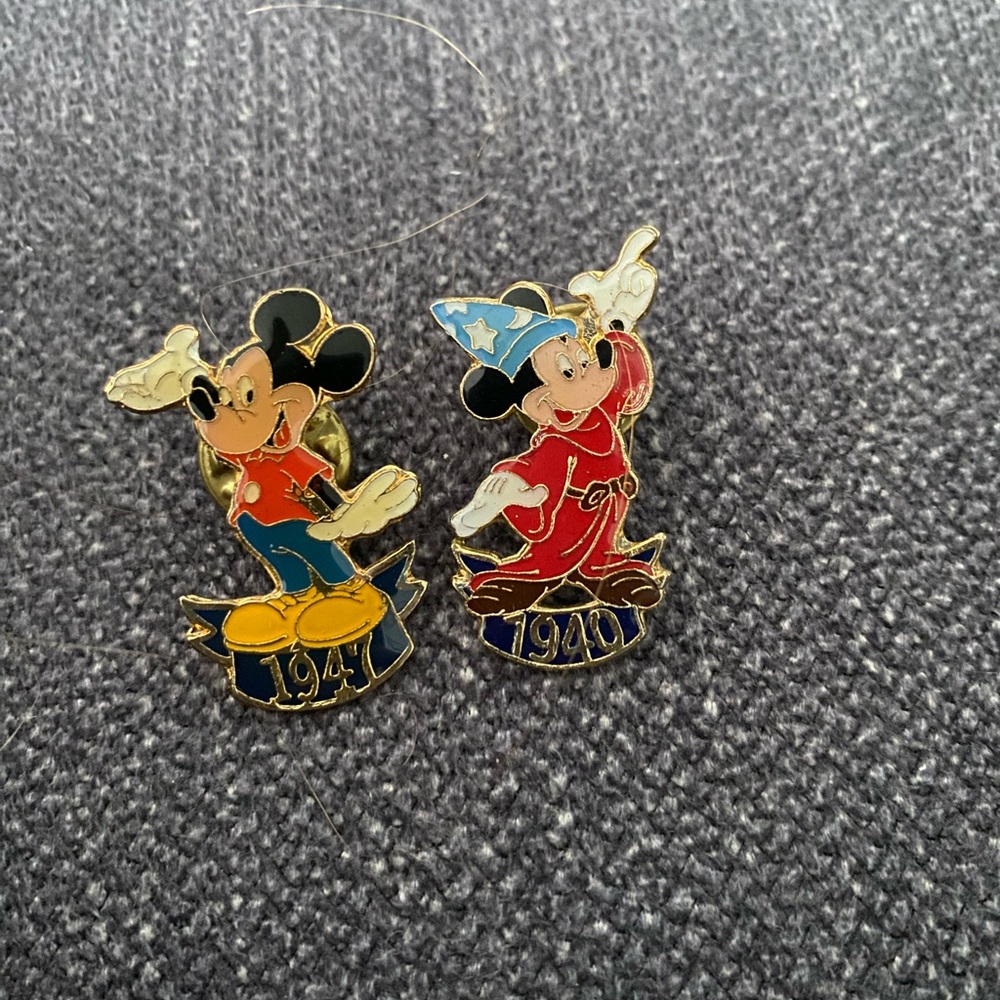 Traders collecting pins- Vintage Disney